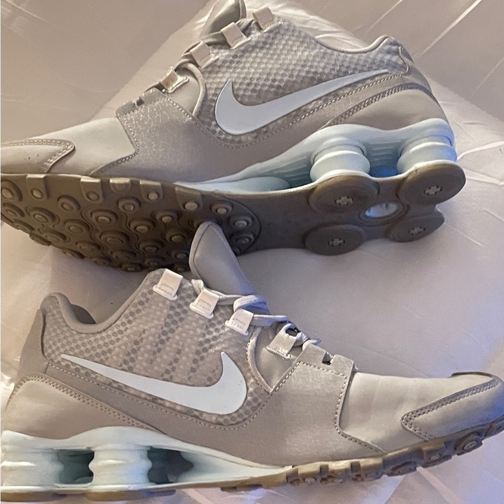 Nike Shox Avenue SE Women’s running shoe. Size 9.5 US/ UK 7.